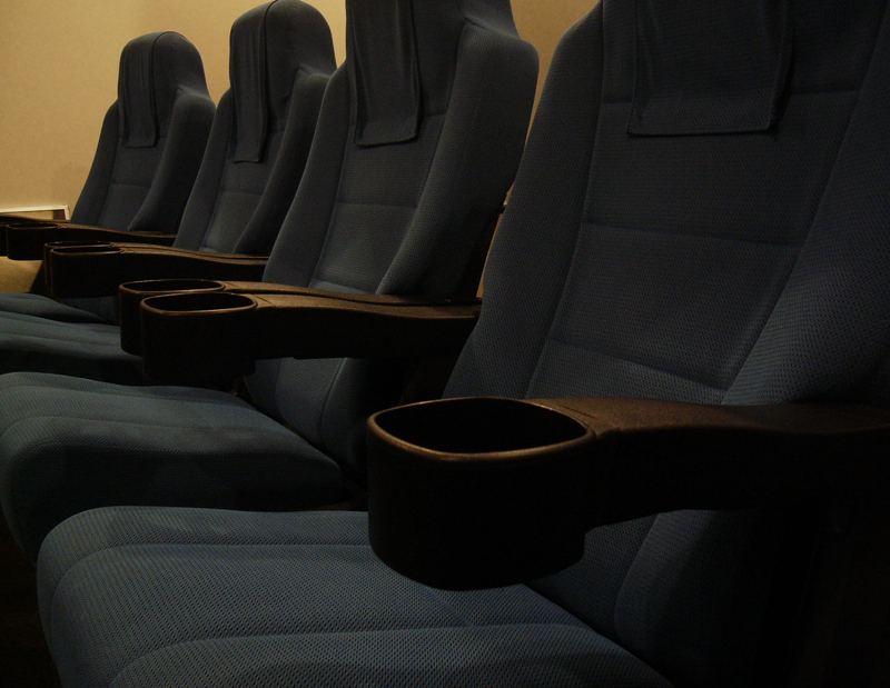 静寂の空間に配置されたシアターチェアーに腰を据えて頂き映像は勿論、音響面でも機器本来のポテンシャルを体験して頂けます。